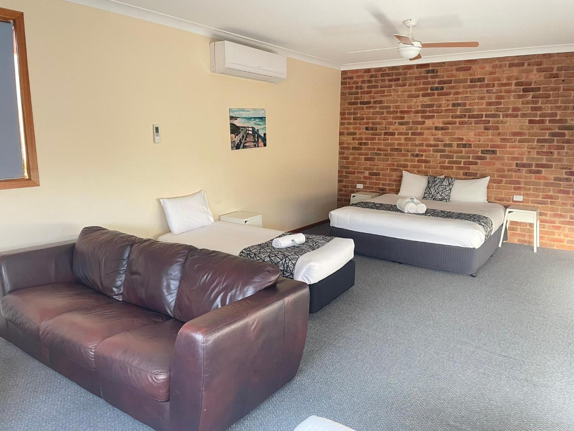 Coastal Bay Motel